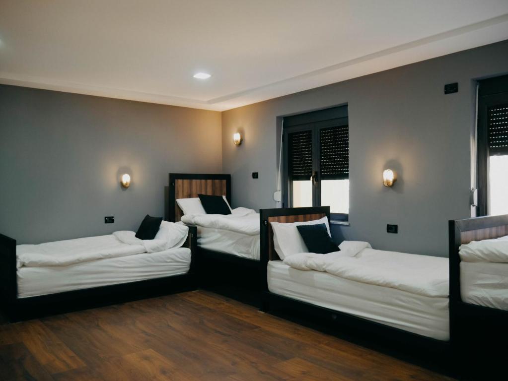 The Maze Hostel Tirana Exterior photo
